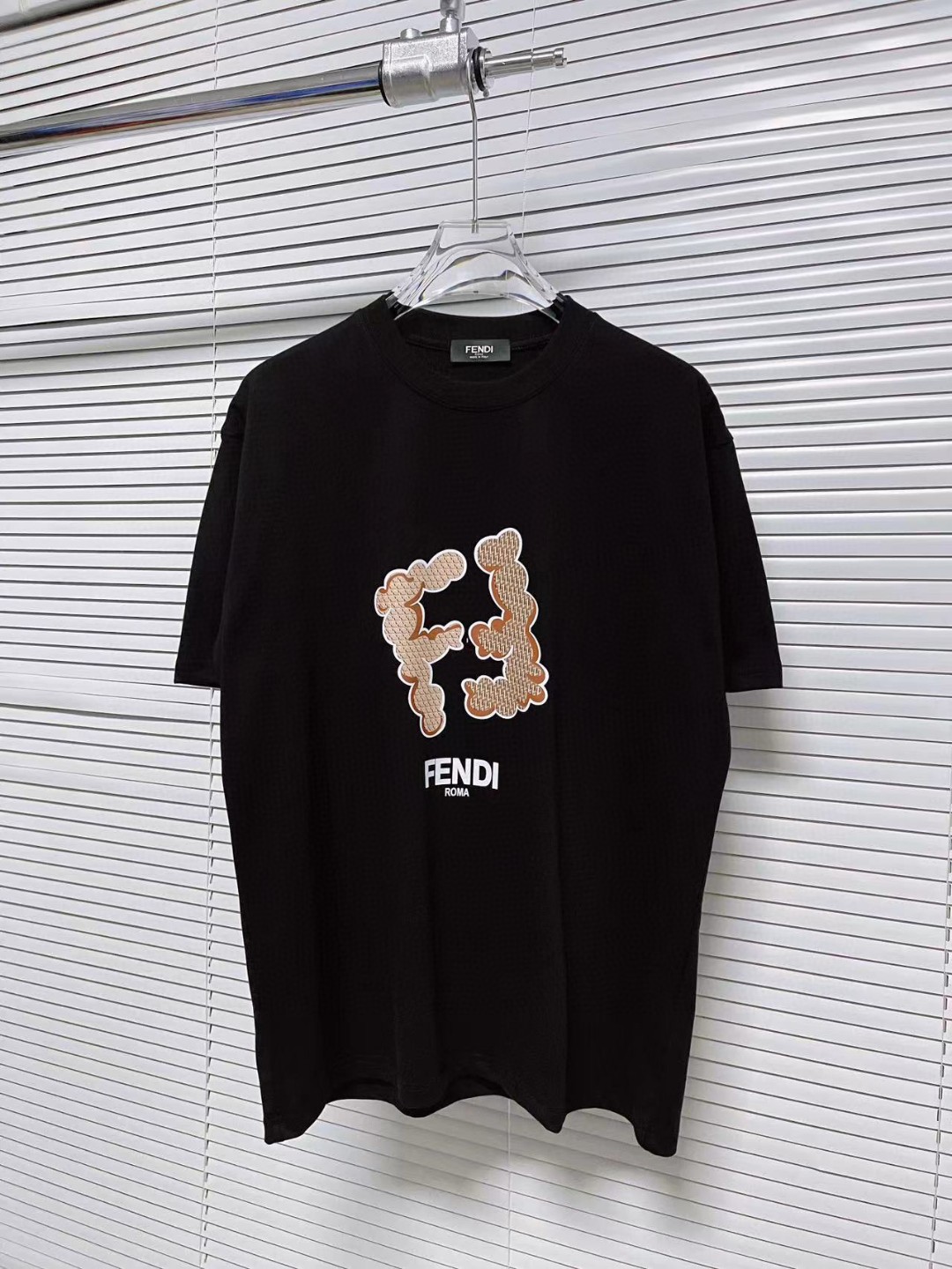 人気急上昇 2024 フェンディ 新作 半袖Tシャツ スーパーコピー