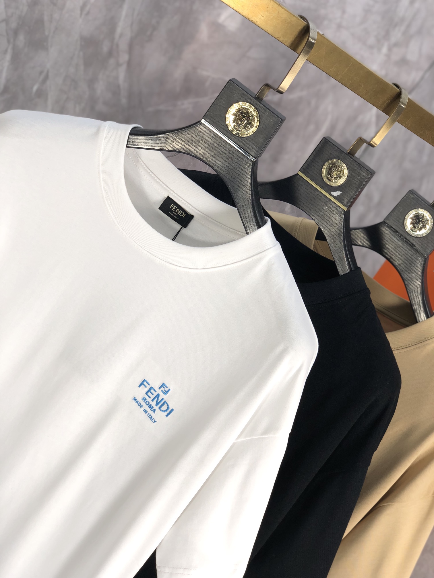 激安価格！2024 フェンディ 新作 半袖Tシャツ スーパーコピー 3色