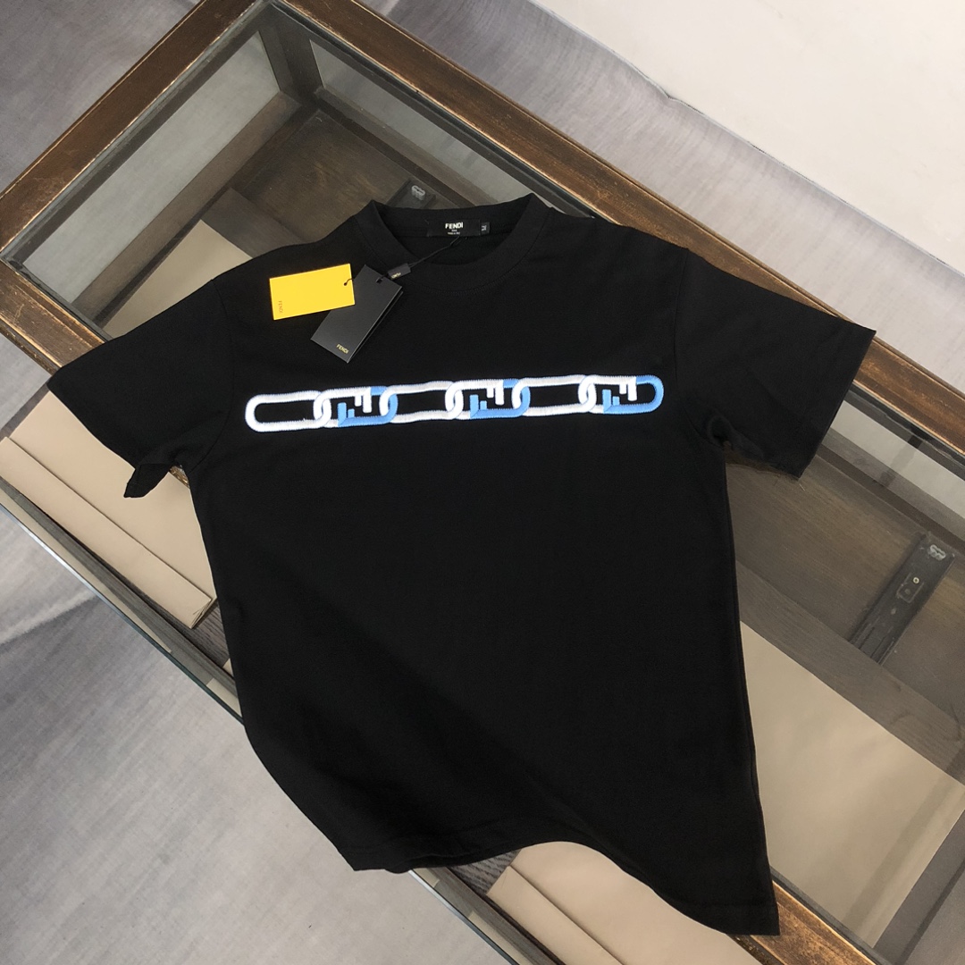世界中で大人気♪ 2024 フェンディ 新作 半袖Tシャツ コピー