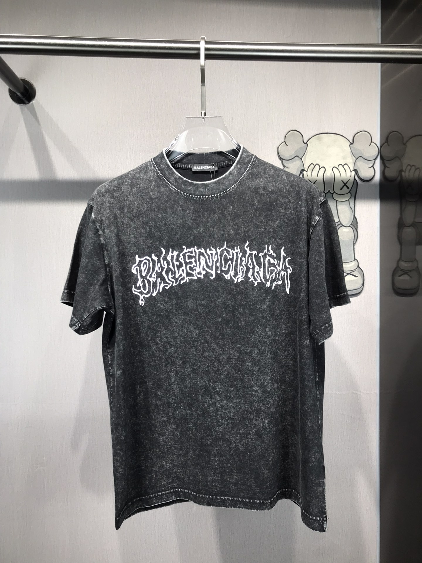 注目度抜群！2024 バレンシアガ 新作 半袖Tシャツ 偽物
