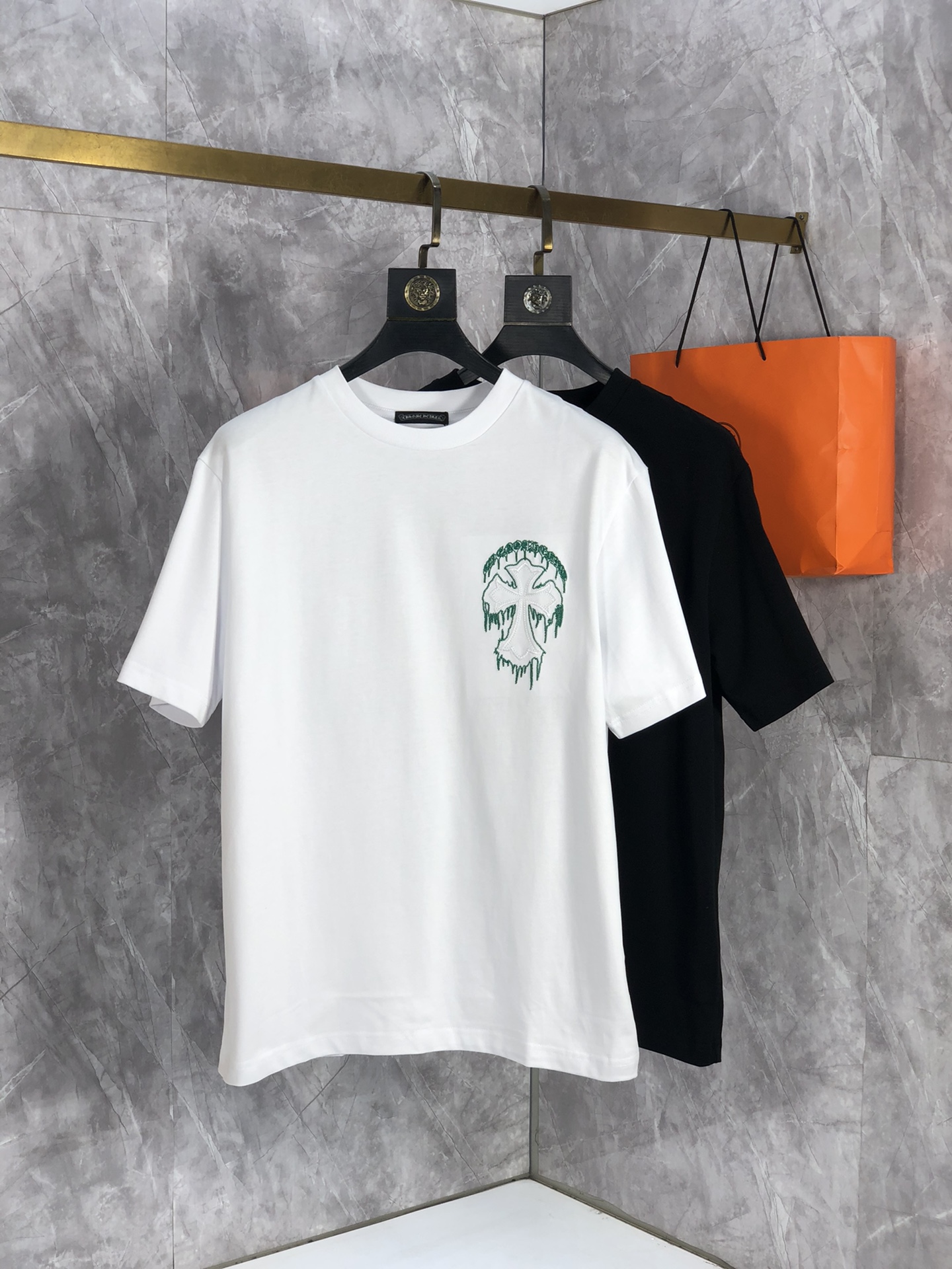 世界中で大人気♪ 2024 クロムハーツ 新作 半袖Tシャツ コピー 2色