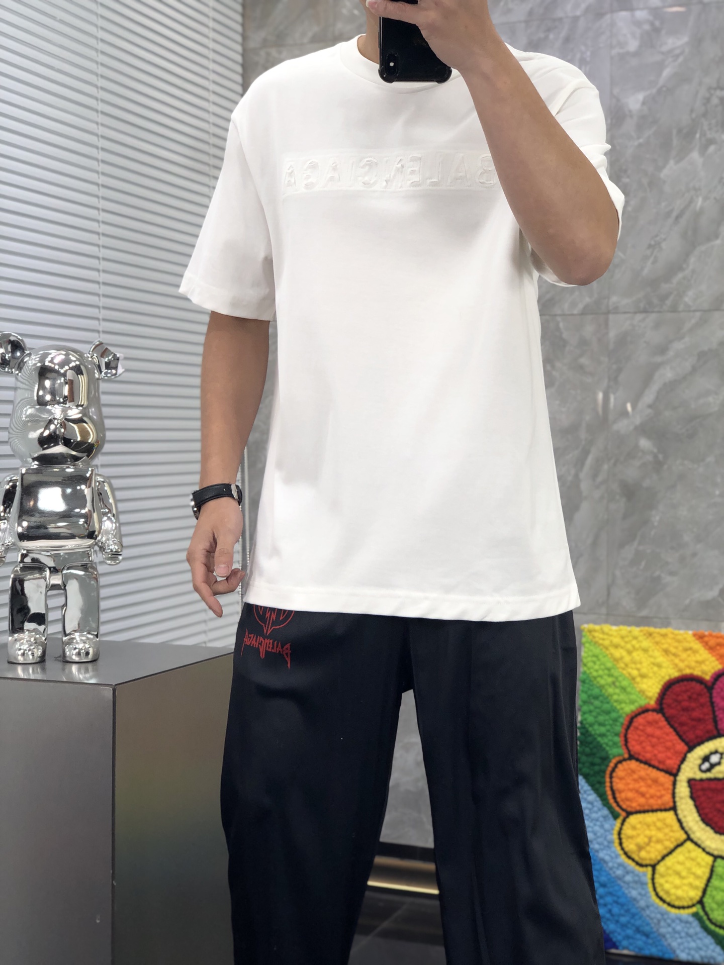 人気急上昇 2024 バレンシアガ 新作 半袖Tシャツ 偽物