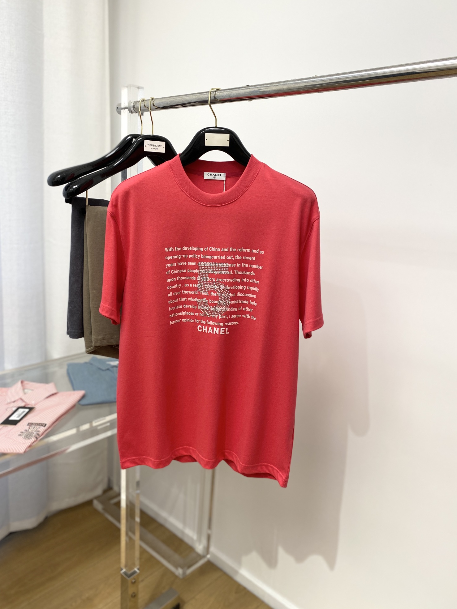 完売必至 ★ 2024 シャネル 新作 半袖Tシャツ 偽物