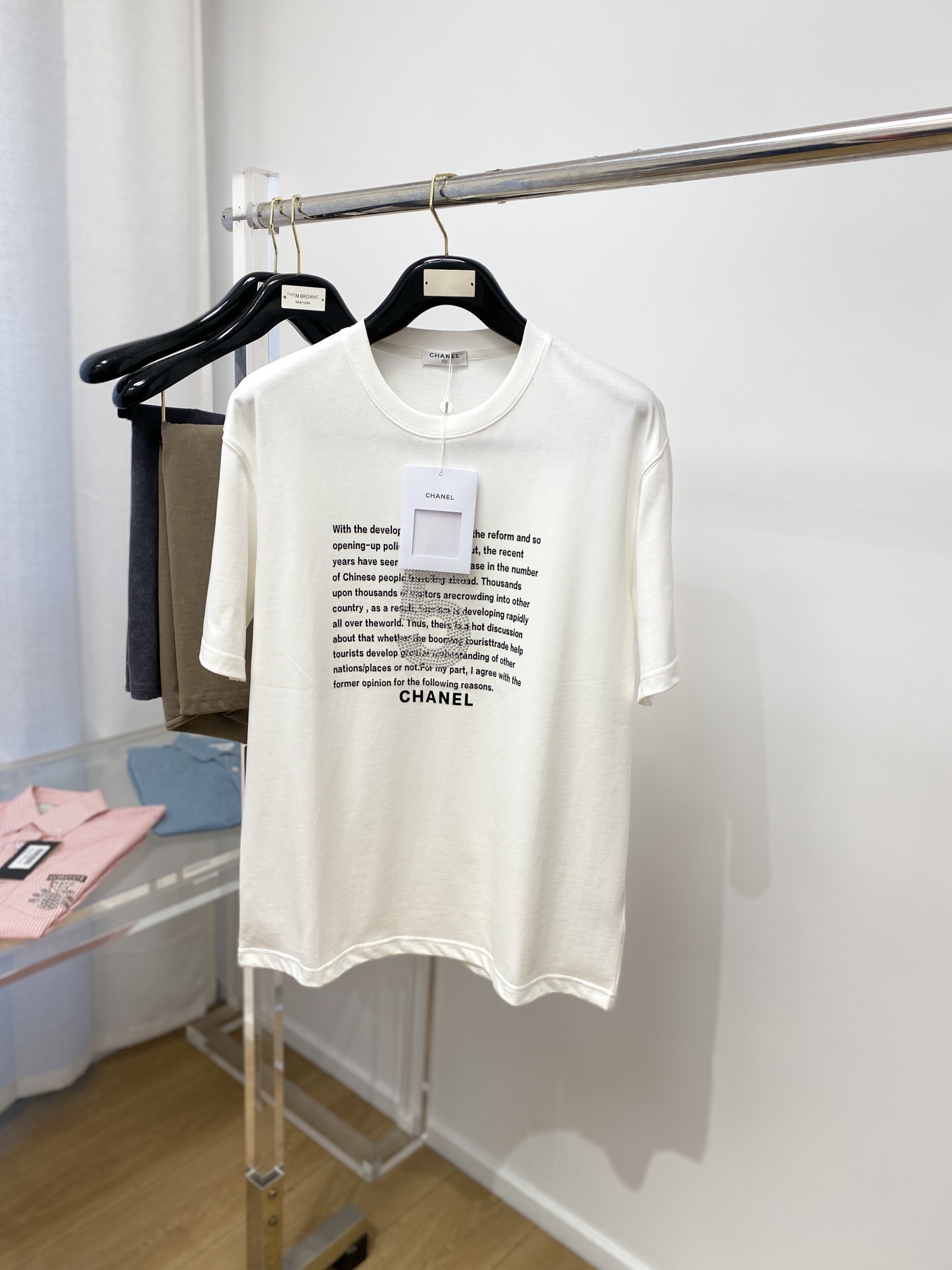 世界中で大人気♪ 2024 シャネル 新作 半袖Tシャツ スーパーコピー