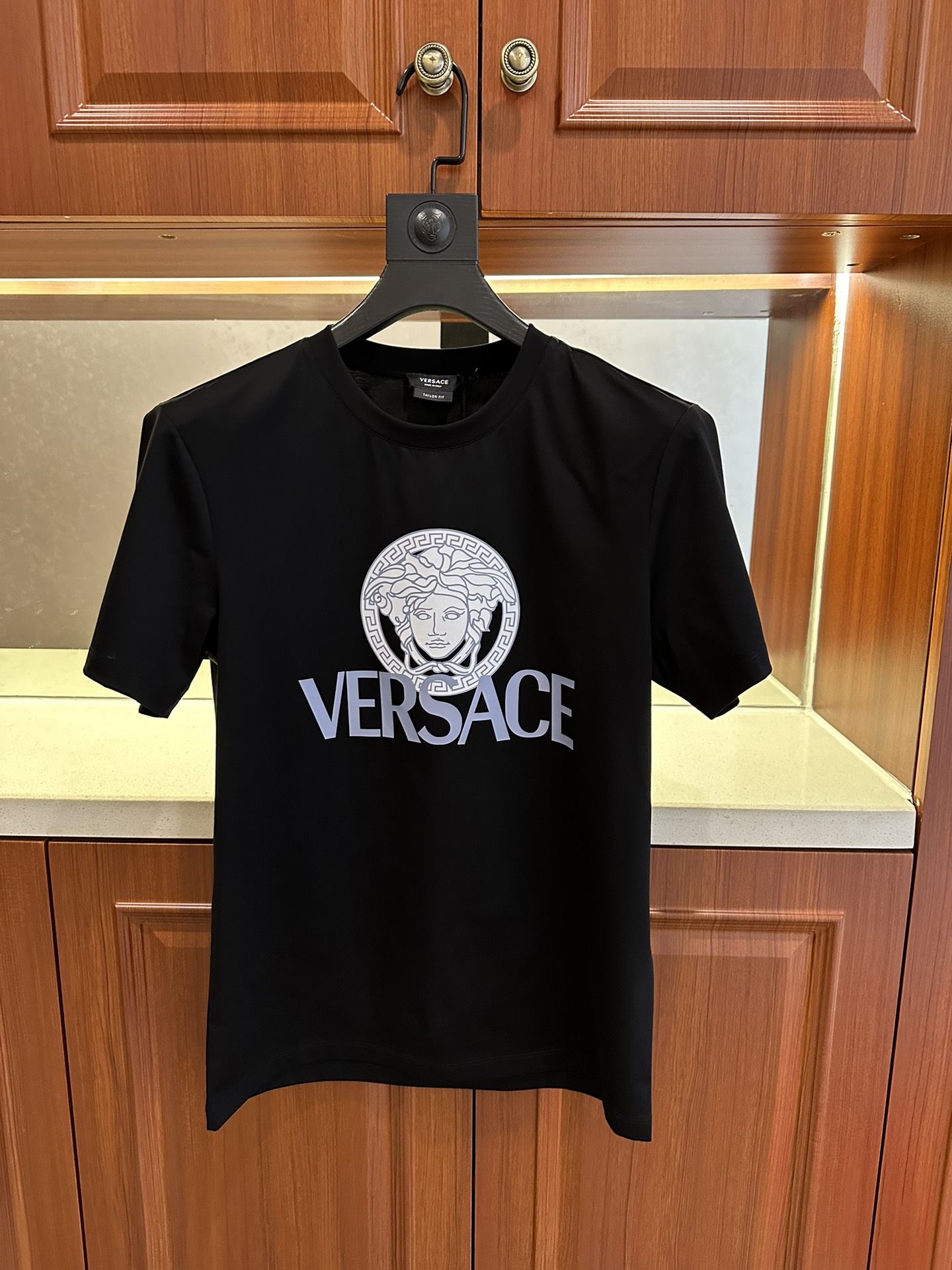 絶対欲しい！2024 ヴェルサーチェ 新作 半袖Tシャツ 偽物
