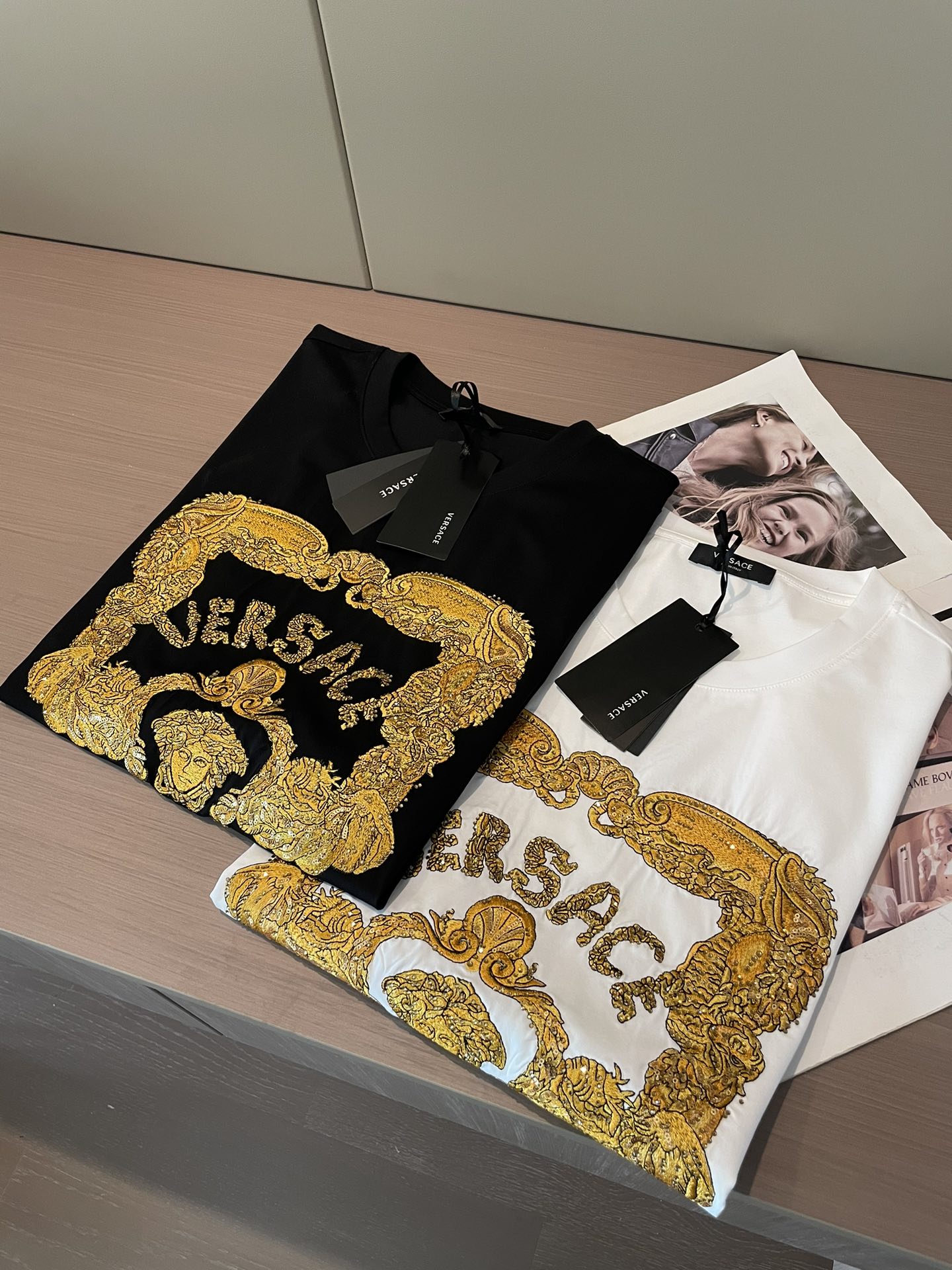 注目度抜群！2024 ヴェルサーチェ 新作 半袖Tシャツ 偽物 2色