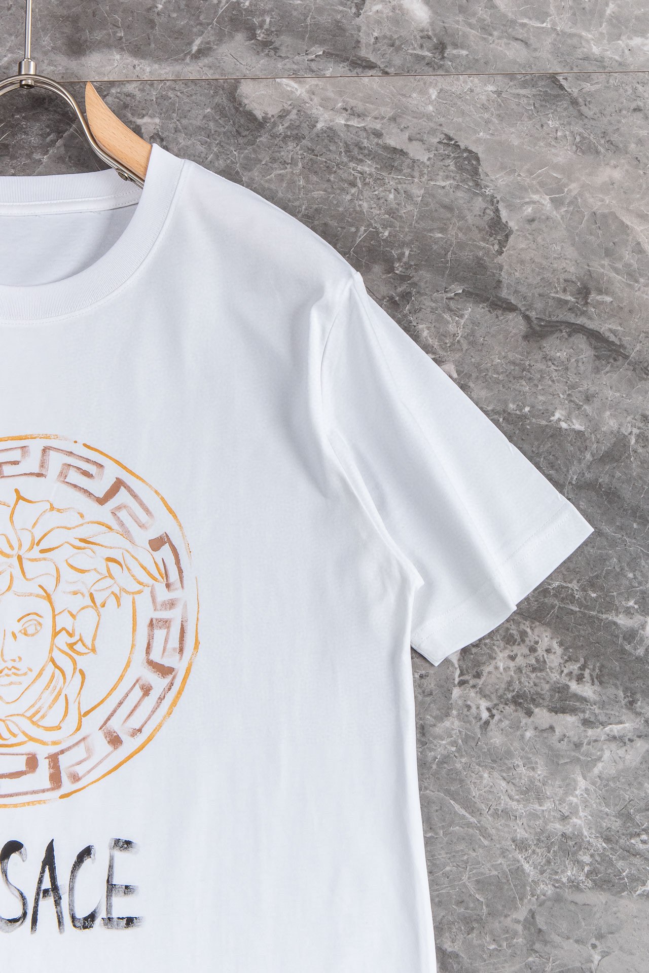 注目アイテム♡ 2024 ヴェルサーチェ 新作 半袖Tシャツ コピー