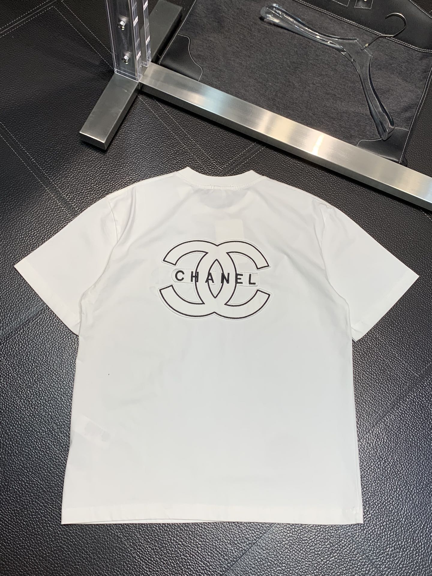 完売前に！2024 シャネル 新作 半袖Tシャツ スーパーコピー 2色