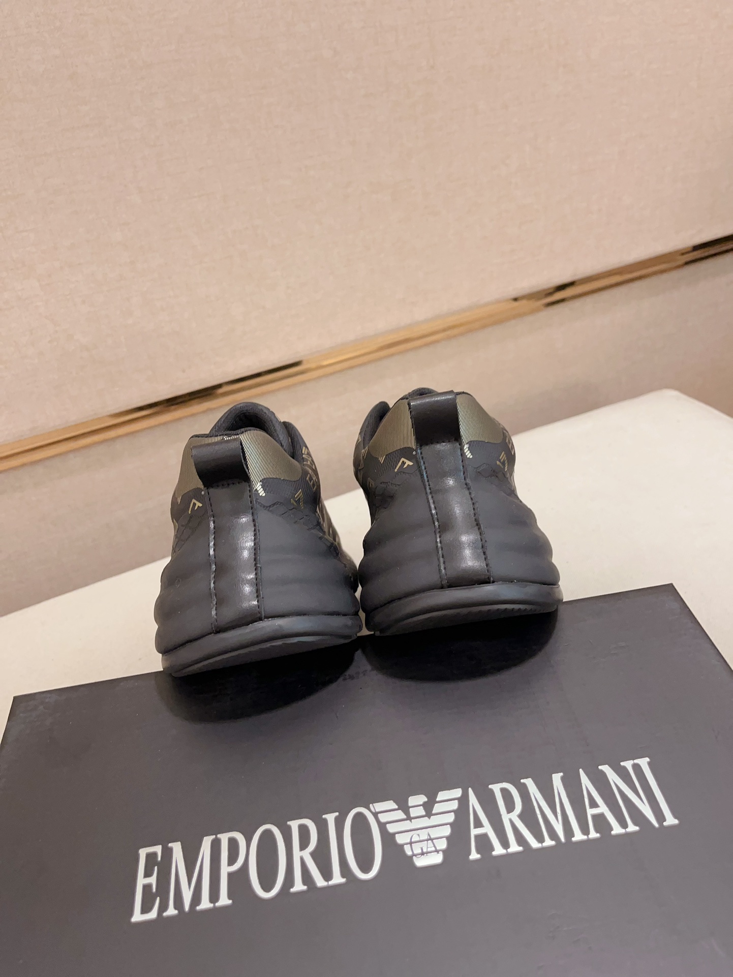 送料込 2024新作 ジョルジオアルマーニ スニーカー 偽物