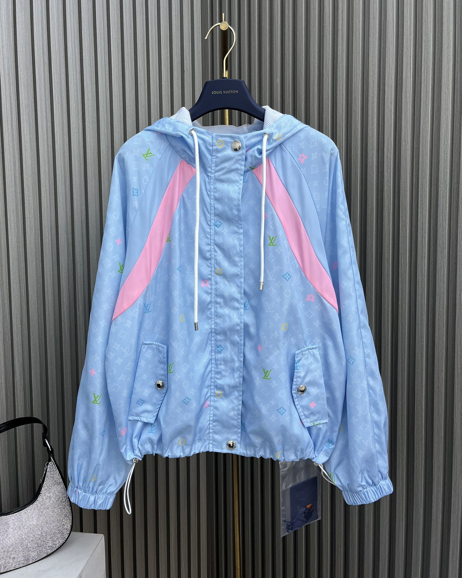 新色登場☆ 2024 ルイヴィトン 新作 日焼け止め服 コピー