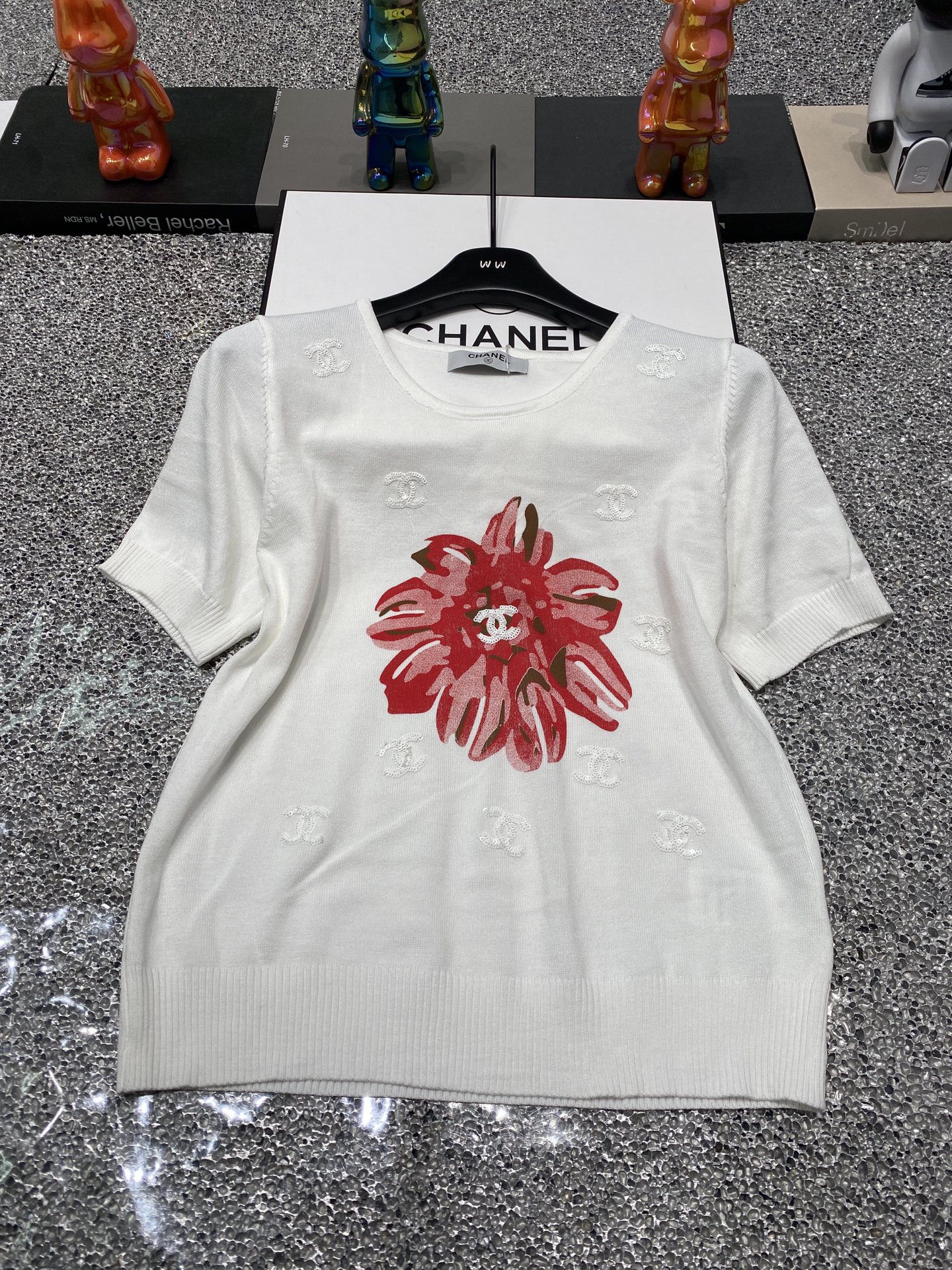 注目アイテム♡ 2024 シャネル 新作 半袖Tシャツ 偽物 2色