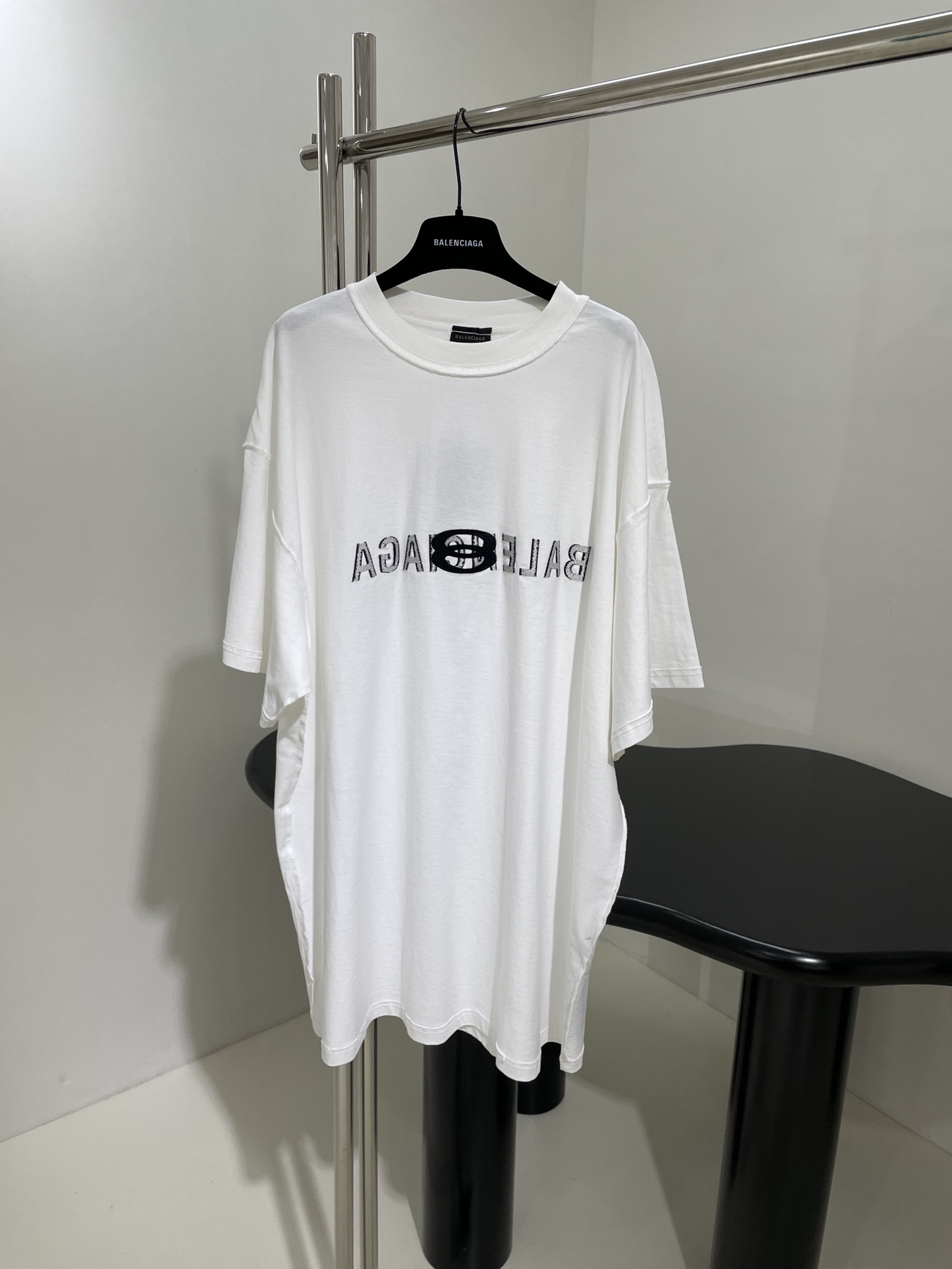 高品質 2024 バレンシアガ 新作 半袖Tシャツ 偽物