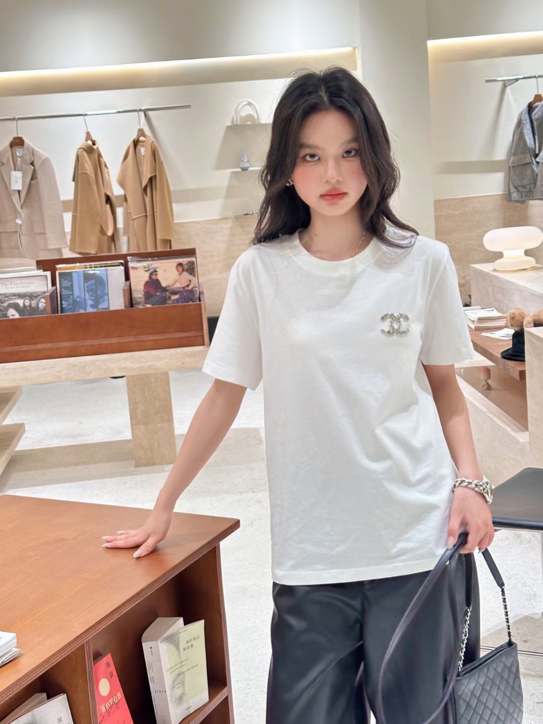 激安価格！2024 シャネル 新作 半袖Tシャツ スーパーコピー