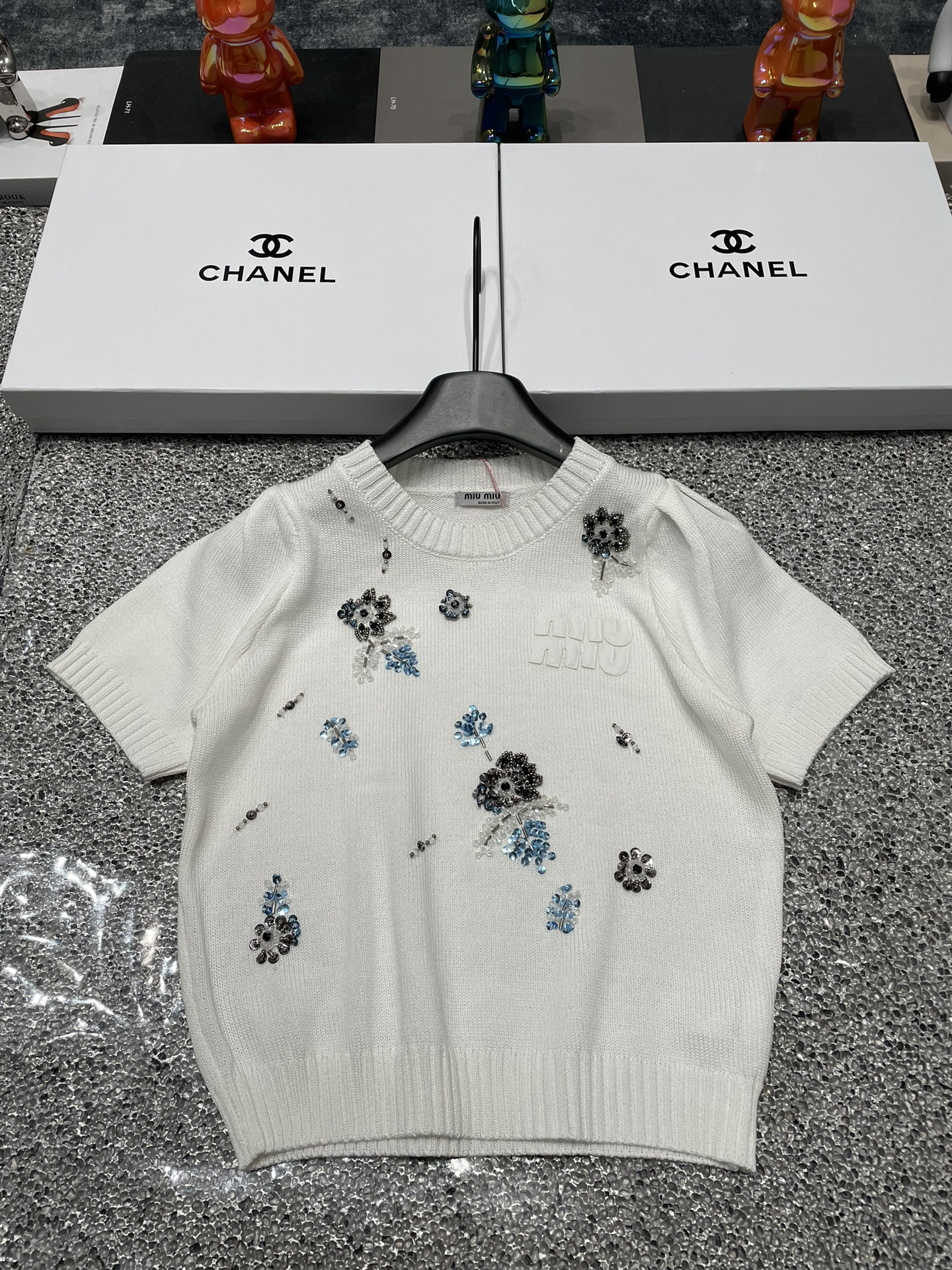 入手困難！2024 シャネル 新作 半袖Tシャツ 偽物 2色