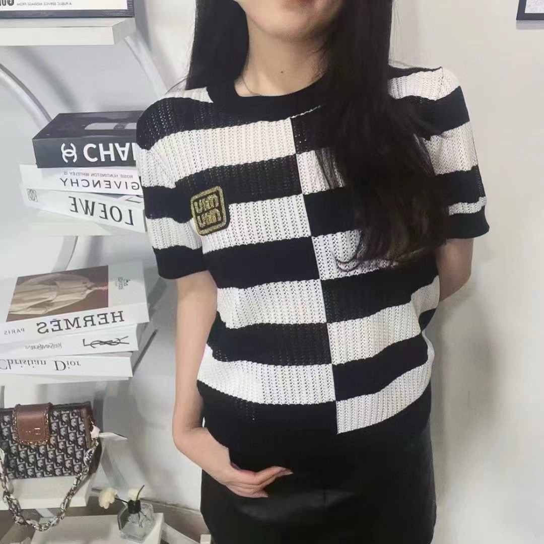 注目度抜群！2024 ミュウミュウ 新作 半袖Tシャツ コピー