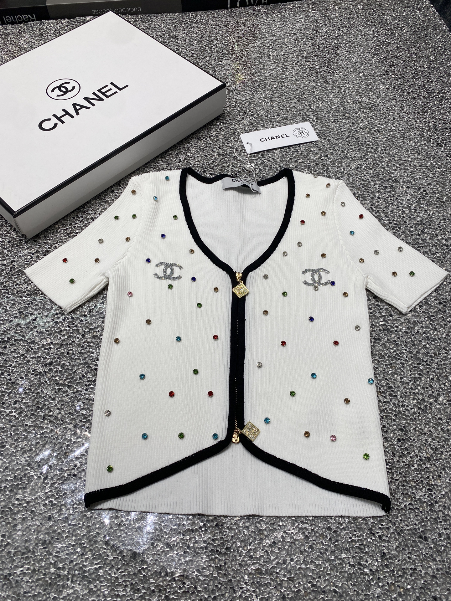新色登場☆ 2024 シャネル 新作 半袖Tシャツ スーパーコピー 2色