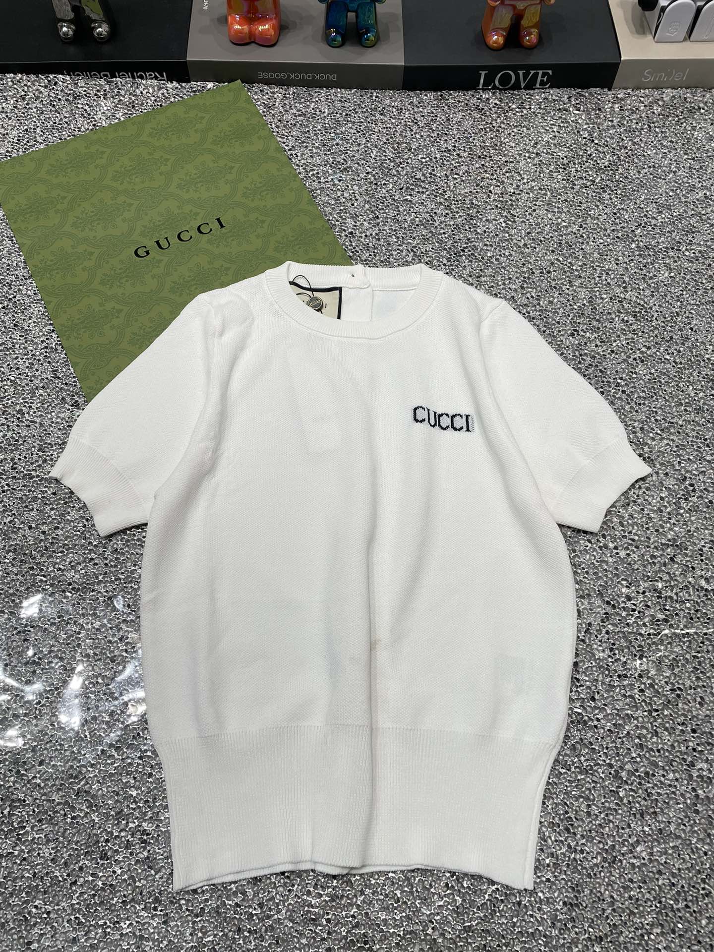 目を惹くカラー 2024 グッチ 新作 半袖Tシャツ 偽物 2色