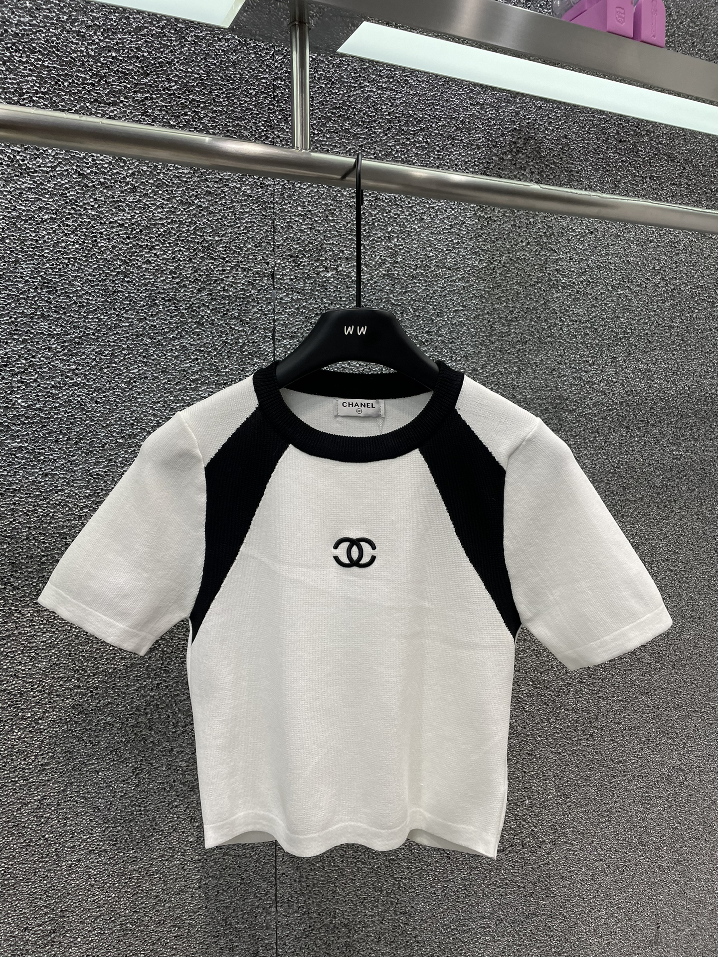 注目アイテム♡ 2024 シャネル 新作 半袖Tシャツ スーパーコピー 2色