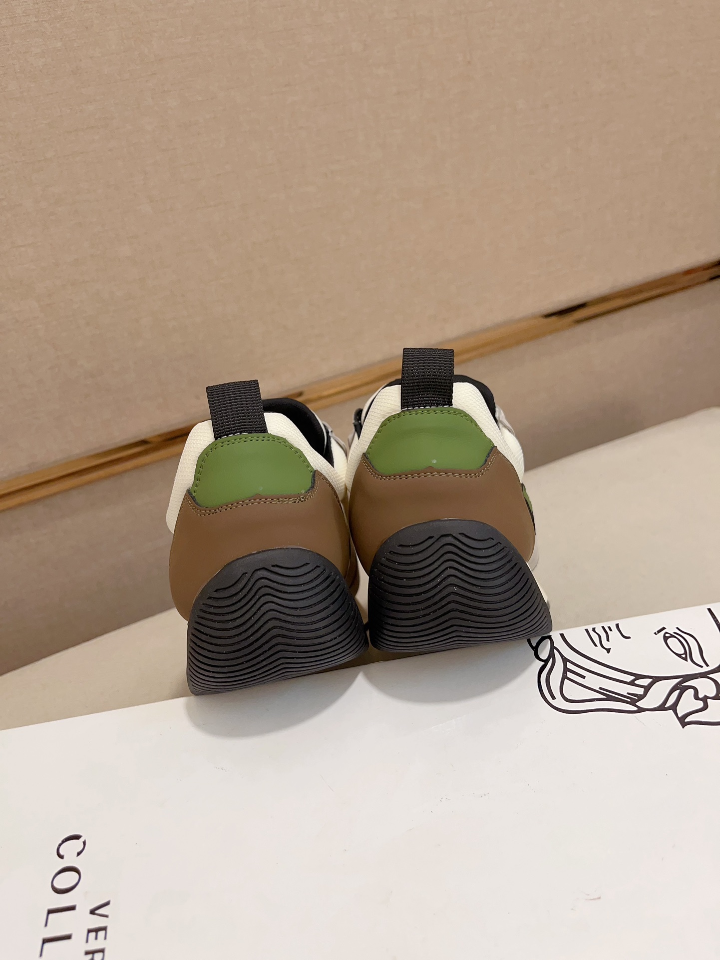 激安価格！2024新作 ヴェルサーチェ スニーカー 偽物