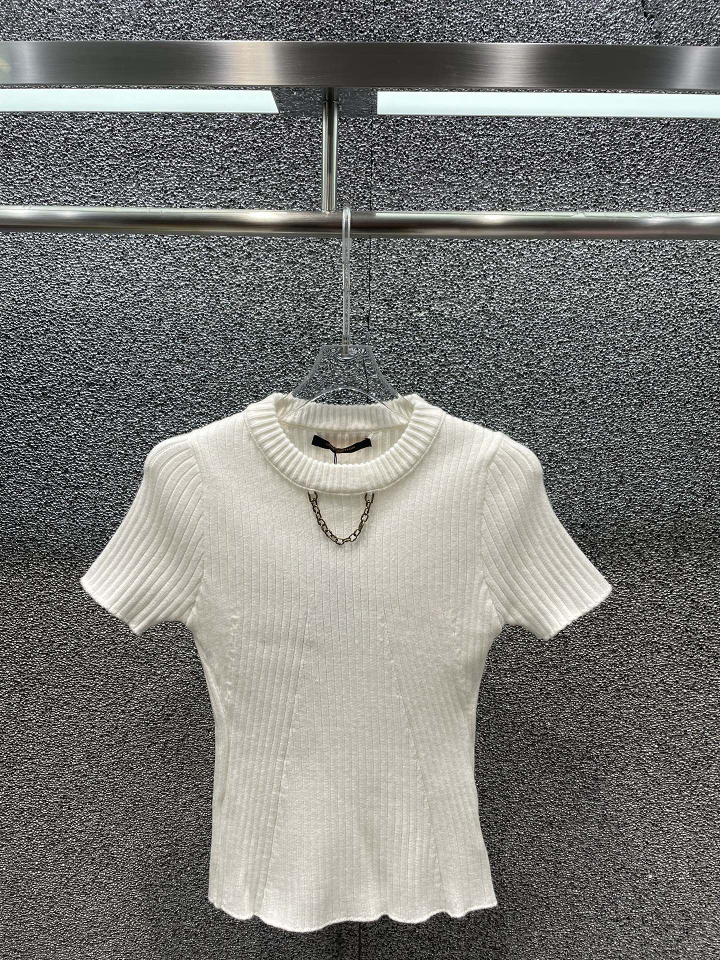注目アイテム♡ 2024 ルイヴィトン 新作 半袖Tシャツ スーパーコピー 3色