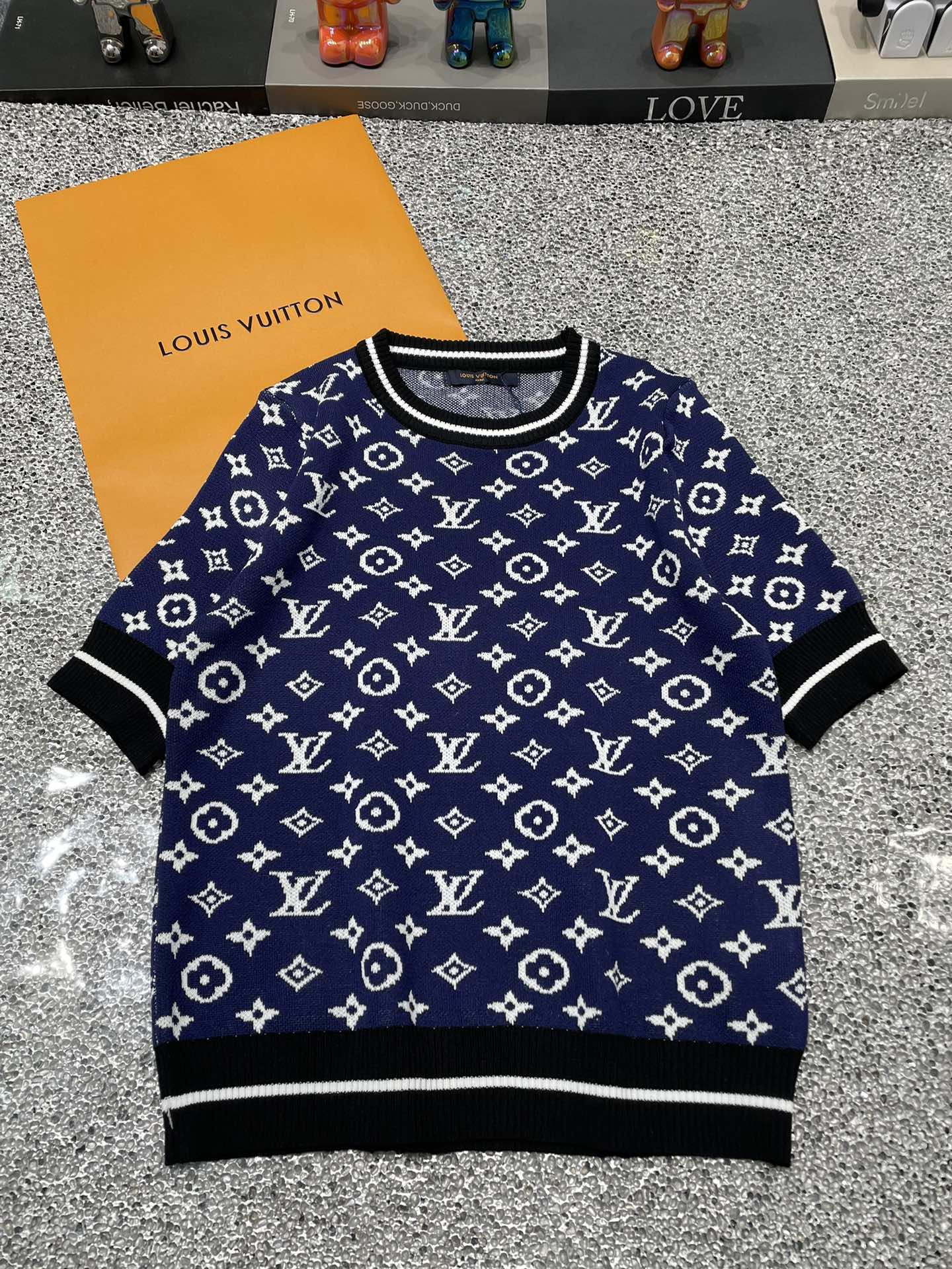 一目惚れ♪ 2024 ルイヴィトン 新作 半袖Tシャツ スーパーコピー