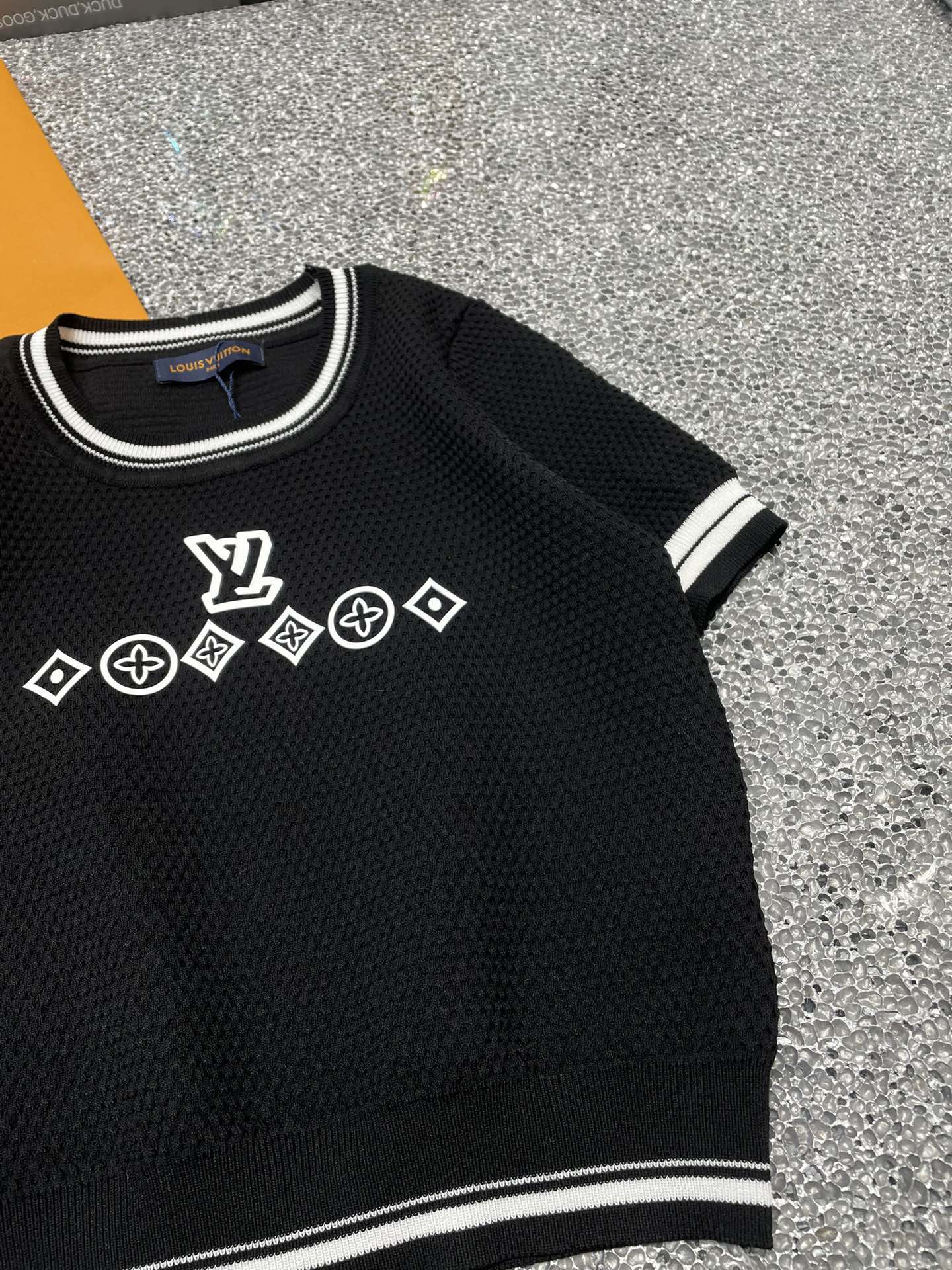 ☆超人気☆ 2024 ルイヴィトン 新作 半袖Tシャツ 偽物 2色