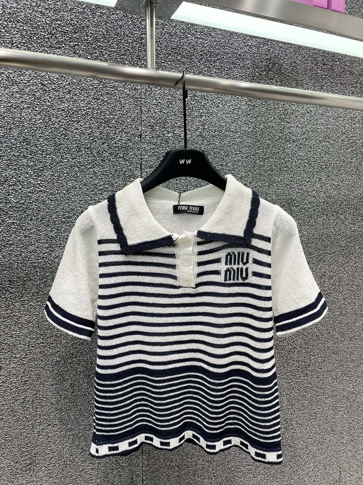目を惹くカラー 2024 ミュウミュウ 新作 半袖Tシャツ コピー