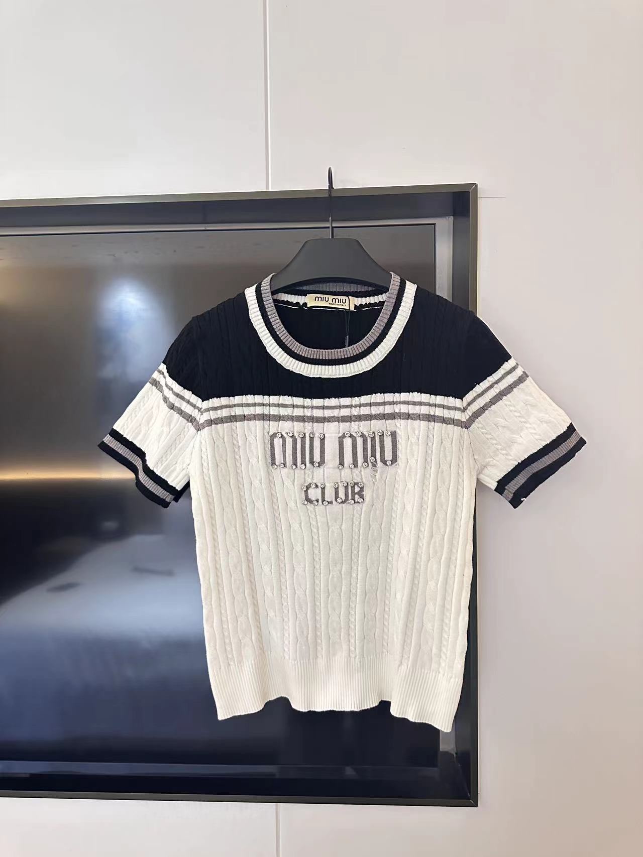 完売必至 2024 ミュウミュウ 新作 半袖Tシャツ コピー