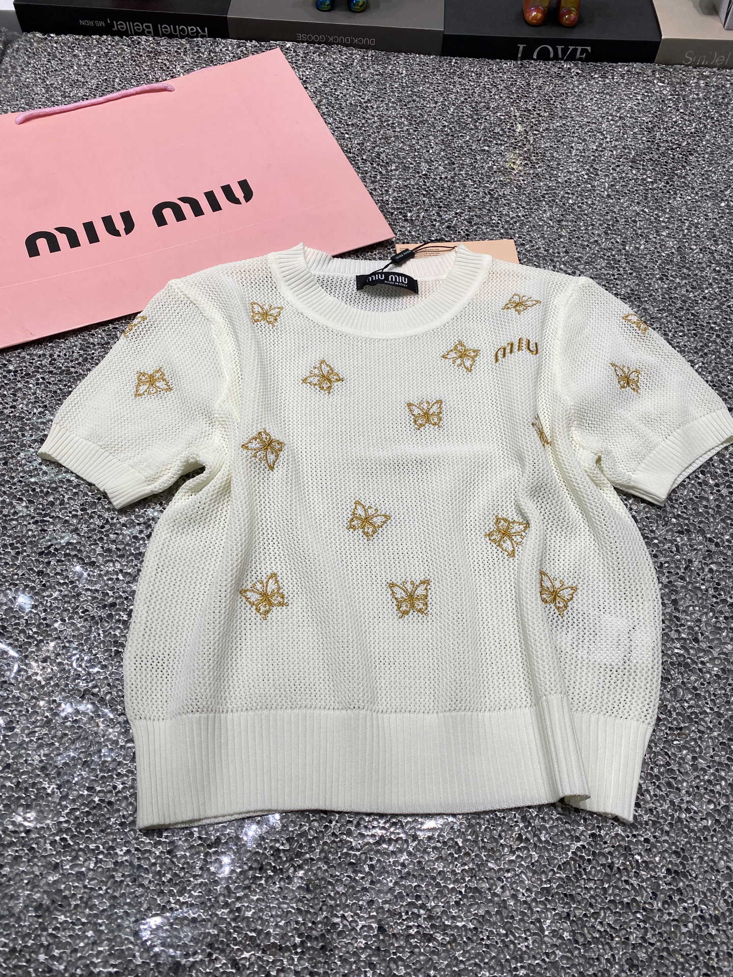 送料込 2024 ミュウミュウ 新作 半袖Tシャツ 偽物 2色