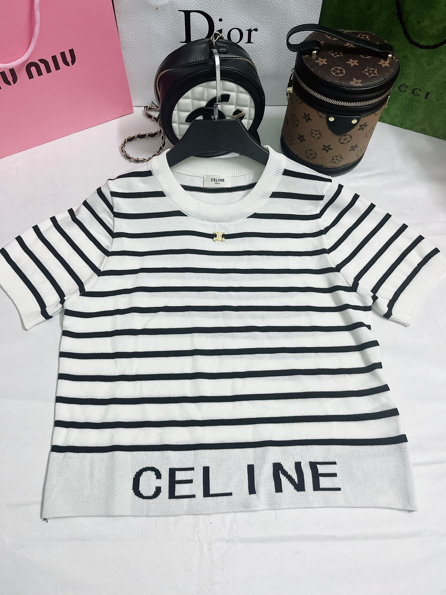 激安価格！2024 セリーヌ 新作 半袖Tシャツ 偽物 2色