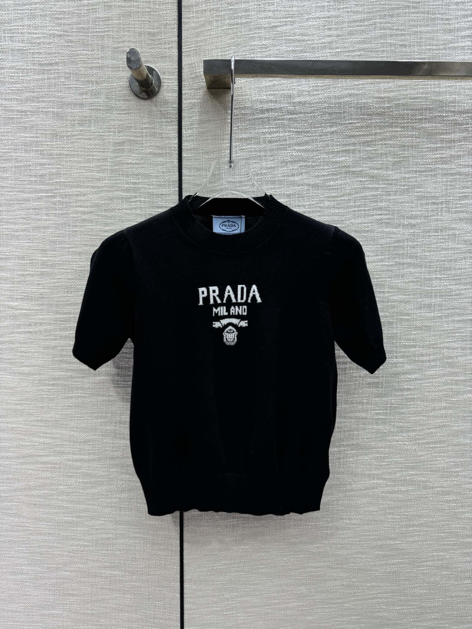 使い勝手良 2024 プラダ 新作 半袖Tシャツ 偽物