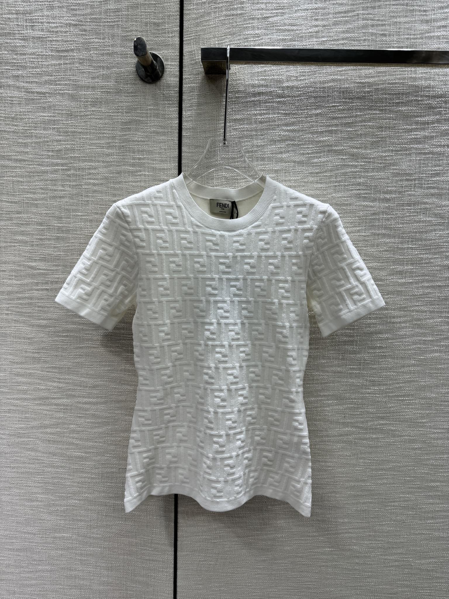 絶対欲しい！2024 フェンディ 新作 半袖Tシャツ 偽物