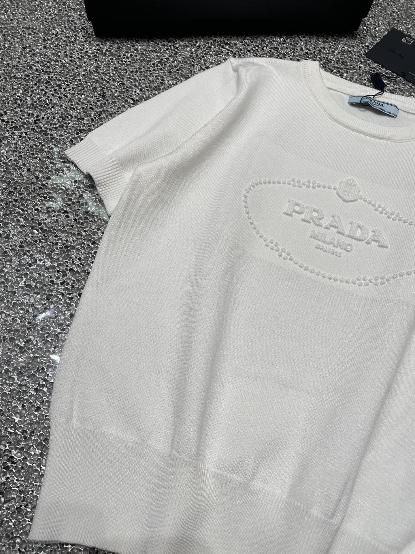 人気急上昇 2024 プラダ 新作 半袖Tシャツ 偽物 2色