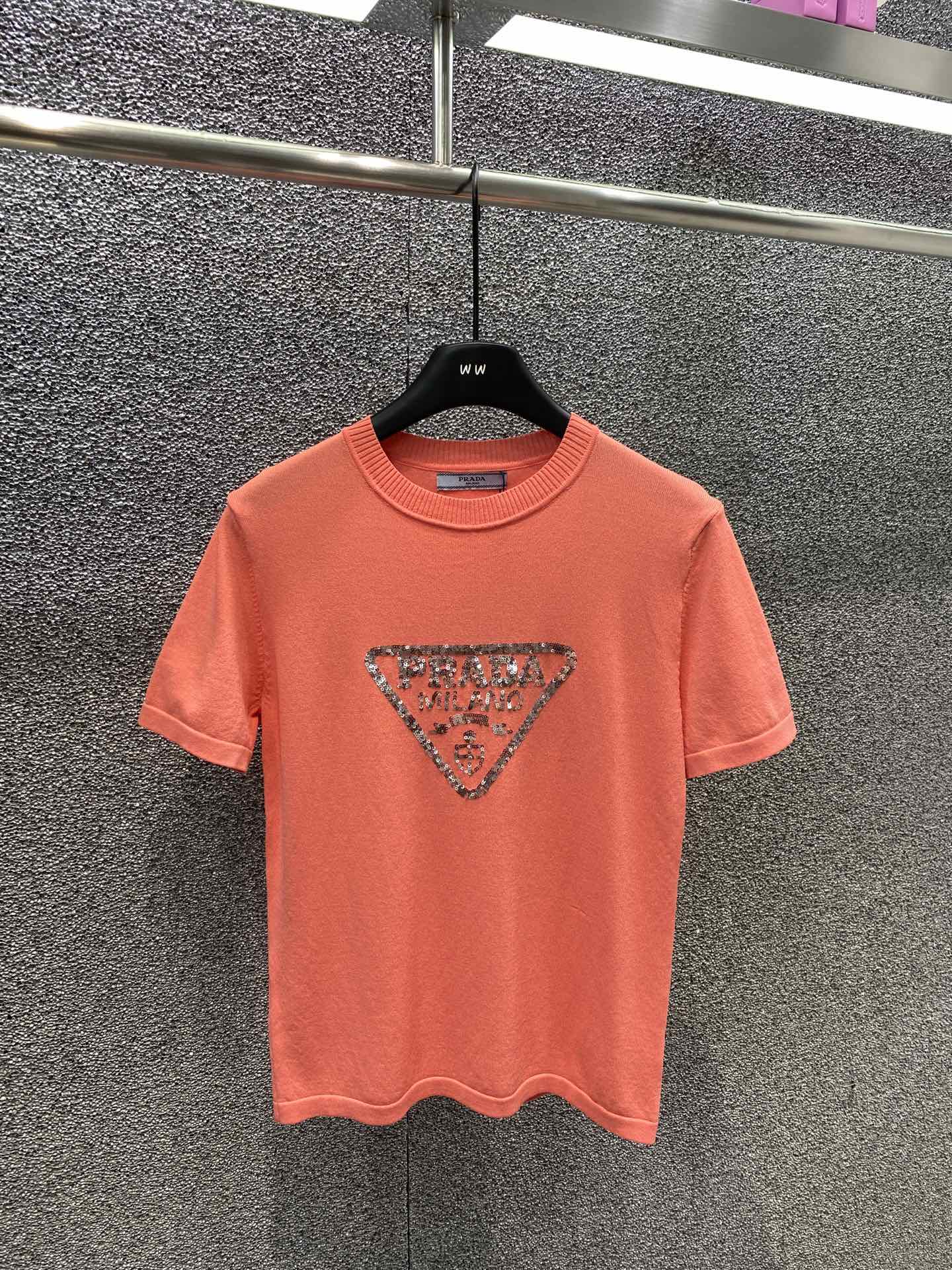 目を惹くカラー 2024 プラダ 新作 半袖Tシャツ コピー 2色
