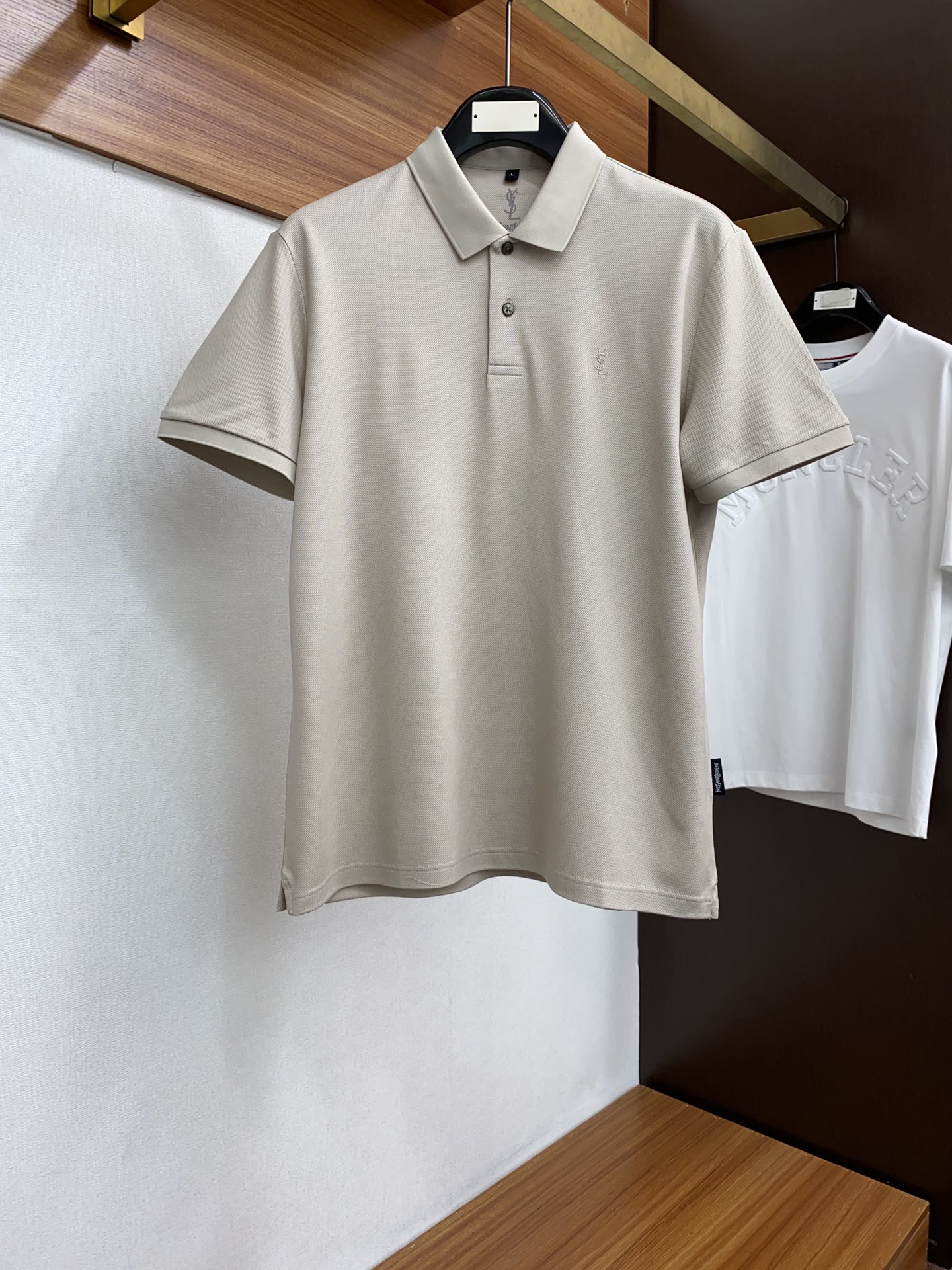 争奪戦 2024 イヴサンローラン 新作 半袖Tシャツ スーパーコピー