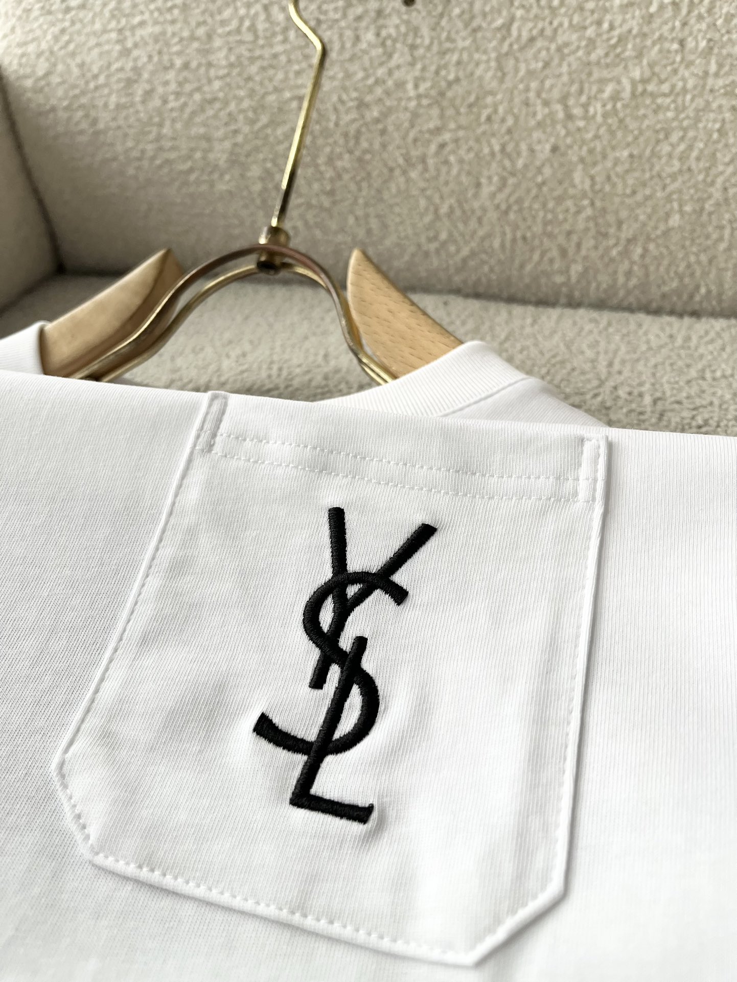 完売必至 ★ 2024 イヴサンローラン 新作 半袖Tシャツ 偽物