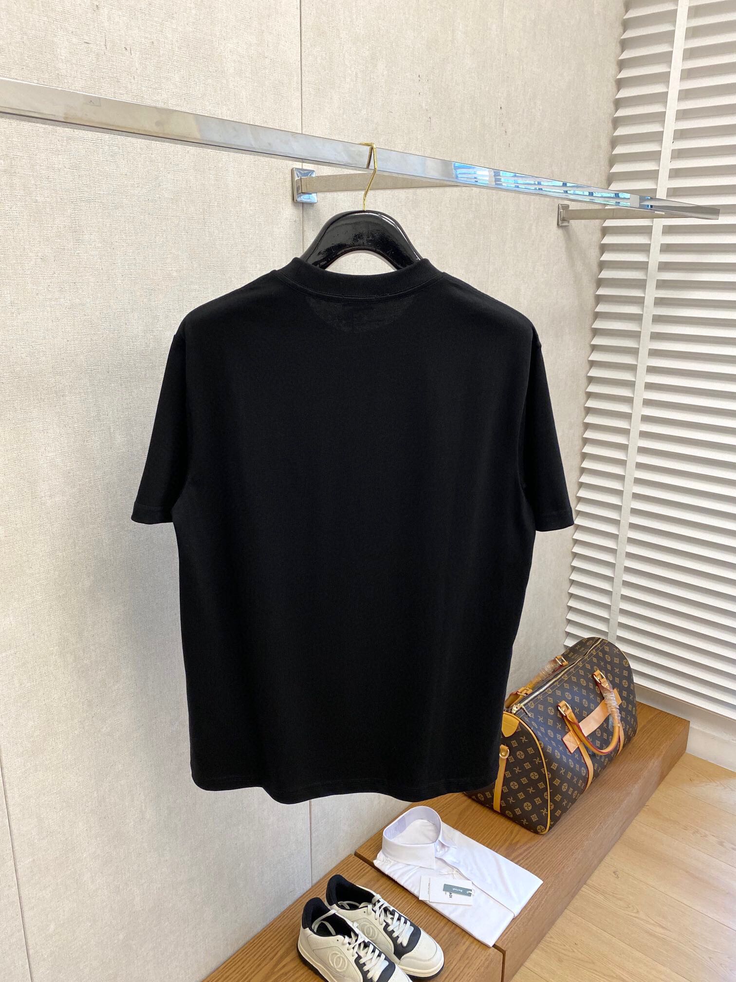 人気急上昇新作 2024 イヴサンローラン 新作 半袖Tシャツ スーパーコピー 2色