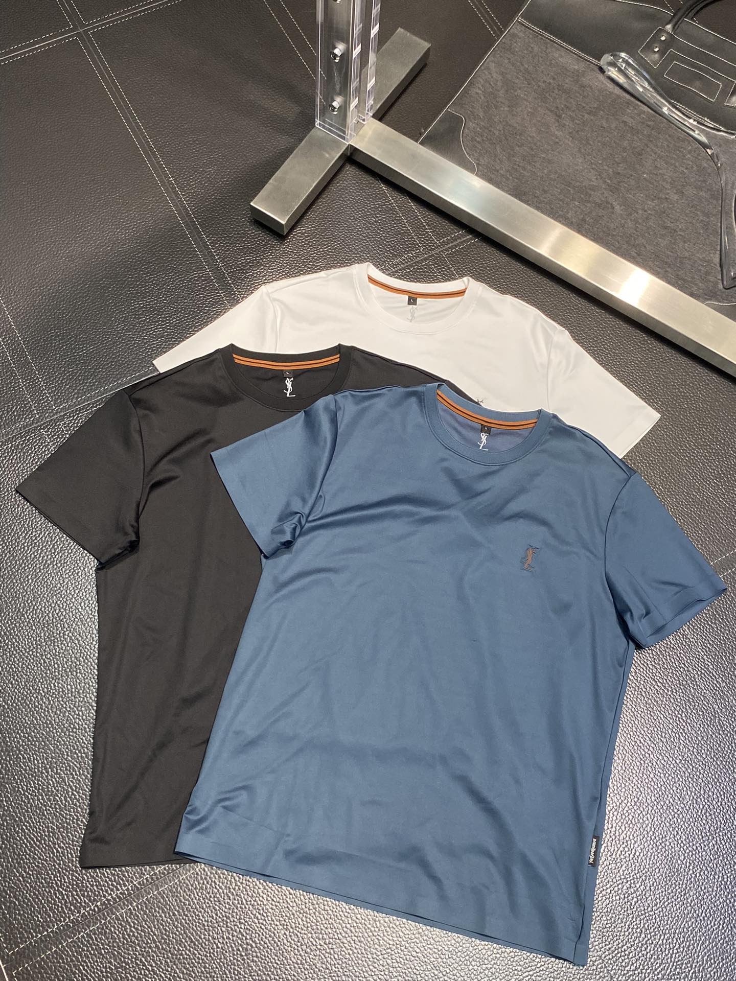 入手困難品！2024 イヴサンローラン 新作 半袖Tシャツ スーパーコピー 3色