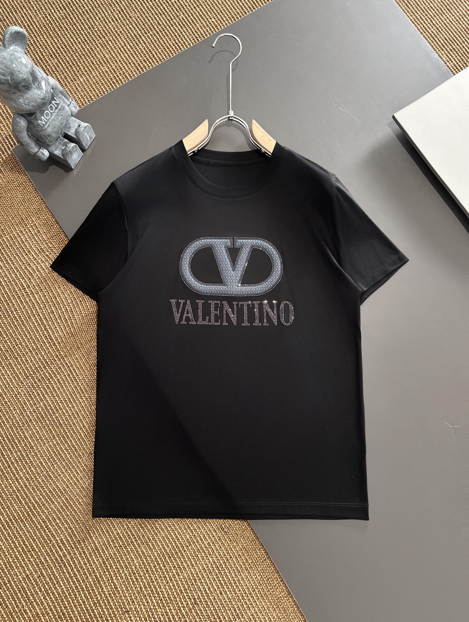 人気急上昇新作 2024 ヴァレンティノ 新作 半袖Tシャツ コピー