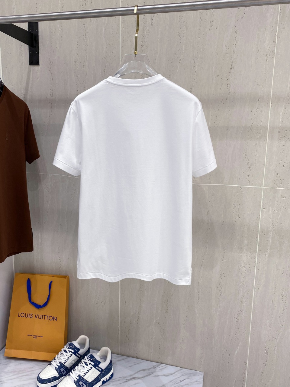 一目惚れ♪ 2024 イヴサンローラン 新作 半袖Tシャツ 偽物