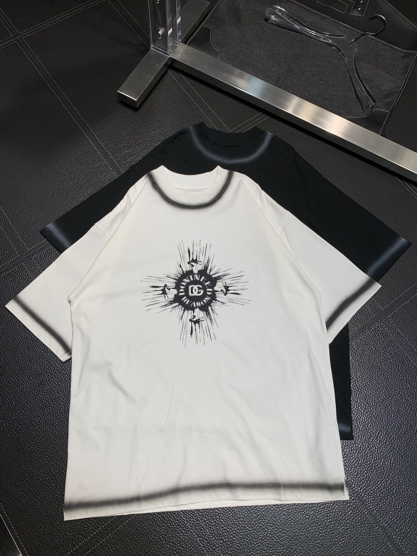 人気急上昇新作 2024 ドルチェ&ガッバーナ 新作 半袖Tシャツ スーパーコピー 2色