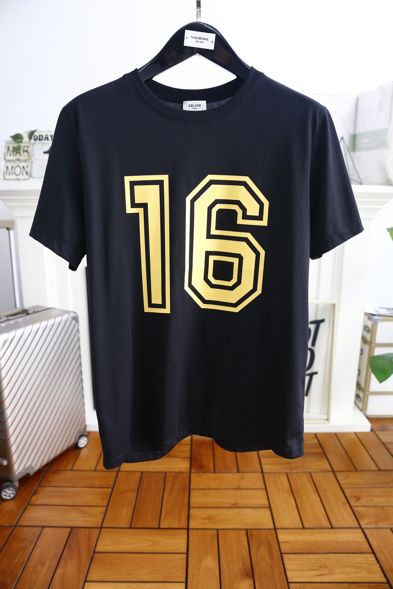 絶対欲しい！2024 セリーヌ 新作 半袖Tシャツ 偽物