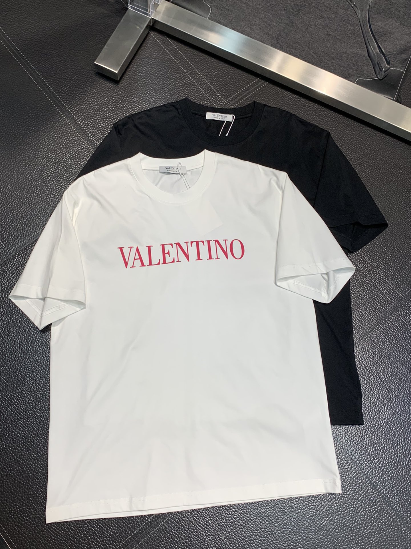 目を惹くカラー 2024 ヴァレンティノ 新作 半袖Tシャツ 偽物 2色