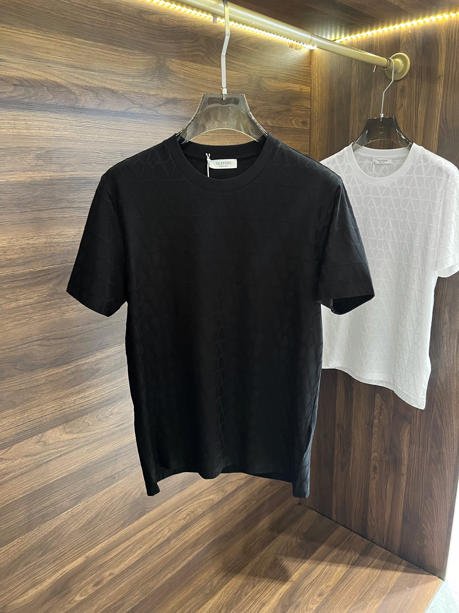 入手困難！2024 ヴァレンティノ 新作 半袖Tシャツ 偽物
