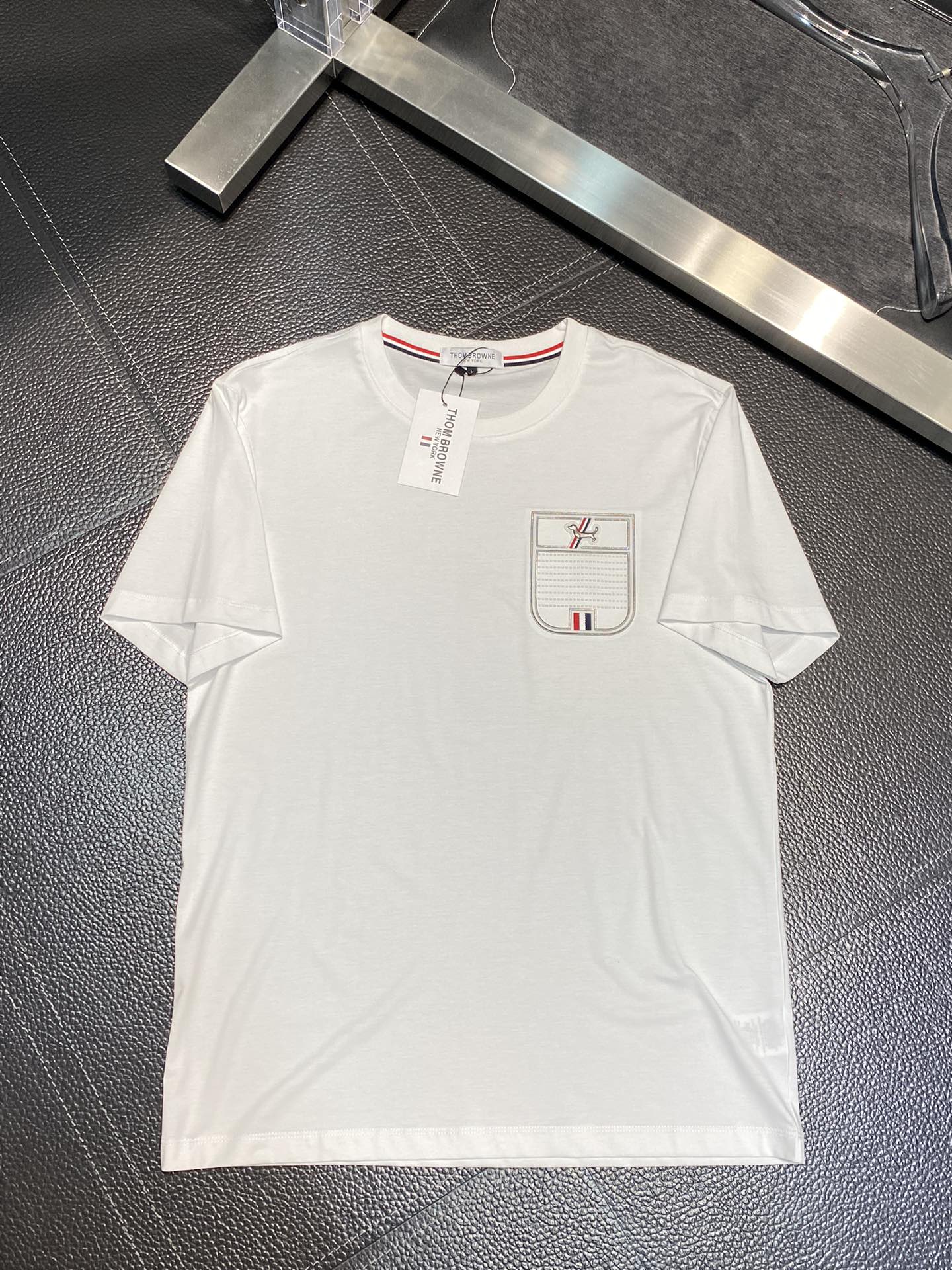 売上総額１位！2024 トム·ブラウン 新作 半袖Tシャツ 偽物