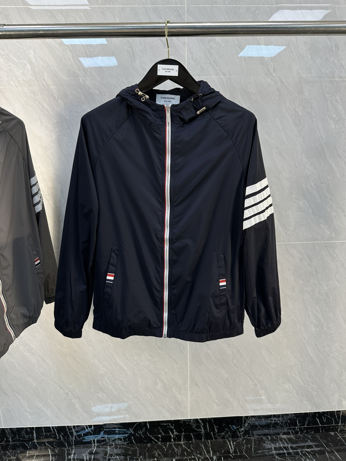 日本未入荷 2024 トム·ブラウン 新作 日焼け止め服 コピー