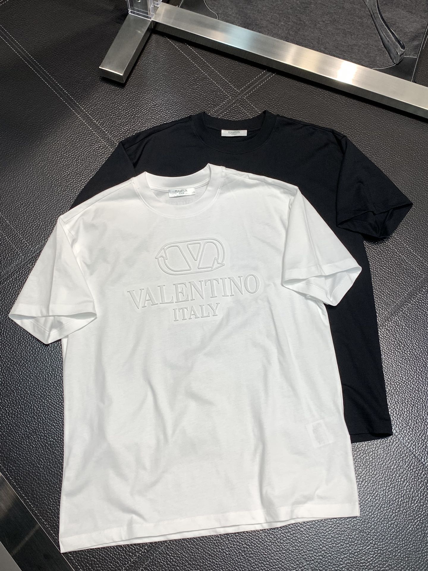 【限定カラー】2024 ヴァレンティノ 新作 半袖Tシャツ スーパーコピー 2色