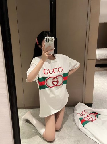 目を惹くカラー 2025 グッチ 新作 半袖Tシャツ コピー