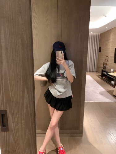 日本未入荷 2025 トム·ブラウン 新作 半袖Tシャツ 偽物