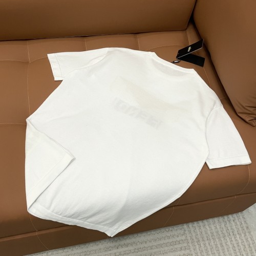肌触り最高な 2025 フェンディ 新作 半袖Tシャツ コピー